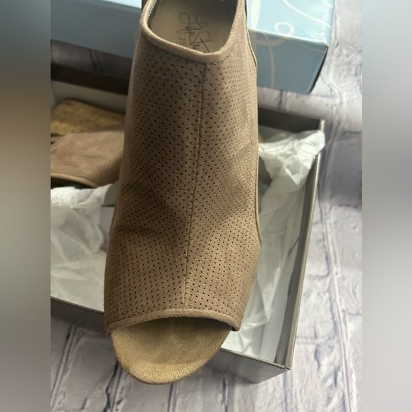 Life Stride Hinx Microfiber Light Brown Wedge Shoe Size 11W - Picture 4 of 4